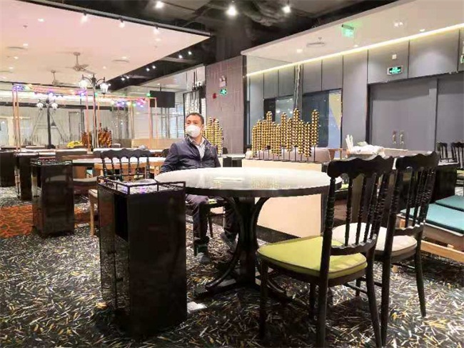 海德利家具創始人谷先生到稻香餐廳體驗桌椅的舒適度