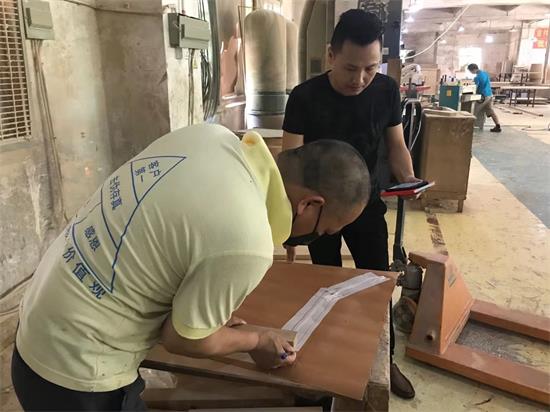 設計師看著產品工程師做首件家具前，按著1:1做出來的模板，核對每一處比例。