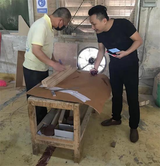 產品工程師做好模板是第一步，接下來要給產品準備材料。設計師也參與選材，就是為了首件家具達到最好的工藝標準。