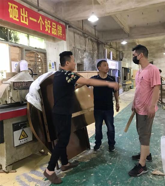 設計師李勤給生產主管詳細講解產品的每一個工藝標準和要求，海德利總經理谷先生也在認真傾聽。