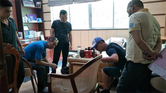 設計師與客戶、產品工程師和生產廠長一起對照家具，認真檢查每一處細節，并提出改進意見。